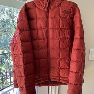 Men’s North Face Hooded Puffer Jacket (XXL, Red)